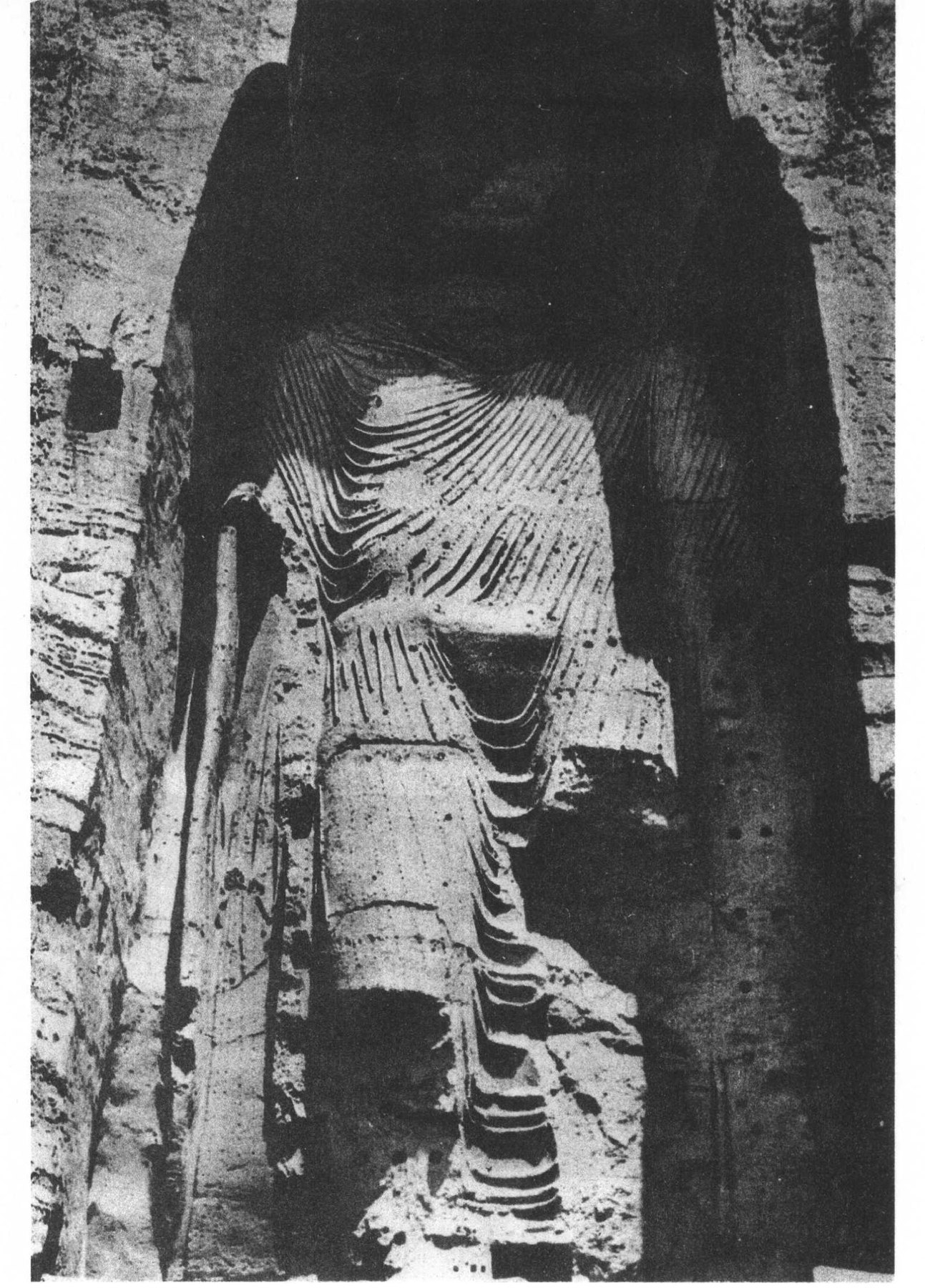 石窟中的古代佛陀坐像